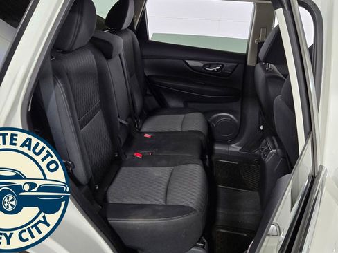 Used 2018 Nissan Rogue SV image 36