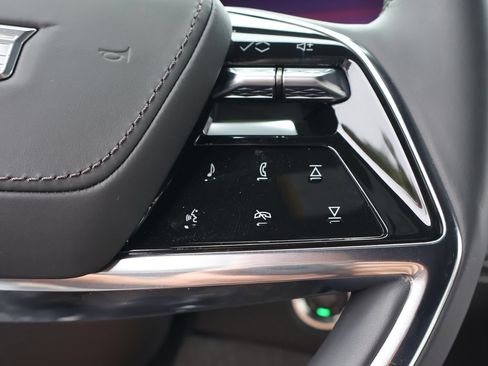 Certified 2025 Cadillac Escalade Premium Luxury Platinum w/ LPO, Floor Liner Package AWD/4WD image 24