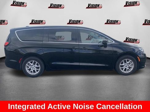 Used 2024 Chrysler Pacifica Touring-L FWD image 5