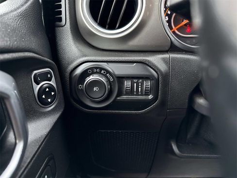 Used 2020 Jeep Wrangler Unlimited Sahara image 12