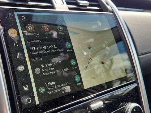 Used 2024 Land Rover Discovery S image 19