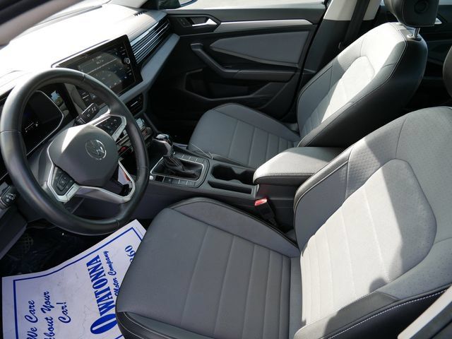 Used 2025 Volkswagen Jetta SE FWD image 7