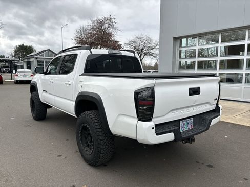 Used 2017 Toyota Tacoma TRD Off-Road w/ Premium & Technology Package image 3