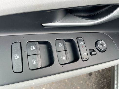 New 2025 Hyundai Elantra Limited image 38