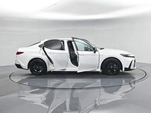 Used 2025 Toyota Camry SE FWD image 5