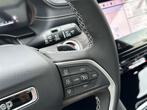 New 2025 Jeep Grand Cherokee Limited w/ Black Appearance Package image 23