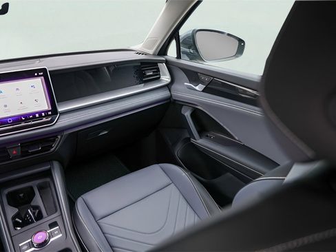 Used 2025 Volkswagen Tiguan SE image 26