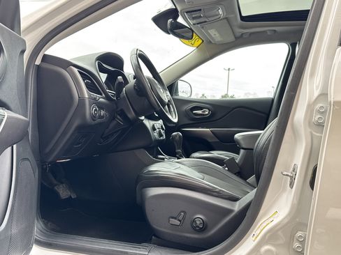 Used 2019 Jeep Cherokee Latitude Plus w/ Comfort/Convenience Group image 9