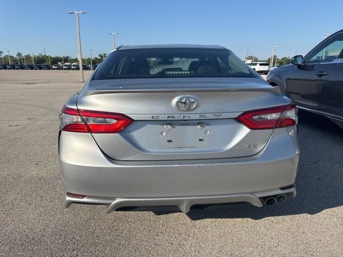 Used 2018 Toyota Camry SE image 4