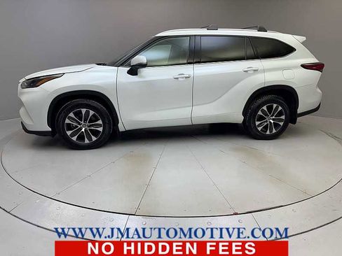 Used 2022 Toyota Highlander XLE image 2