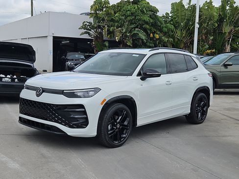 New 2026 Volkswagen Tiguan SE R-Line image 2