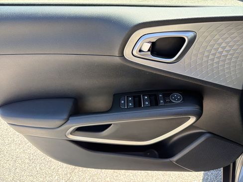 Used 2024 Kia Soul LX w/ Option Group 015 FWD image 18