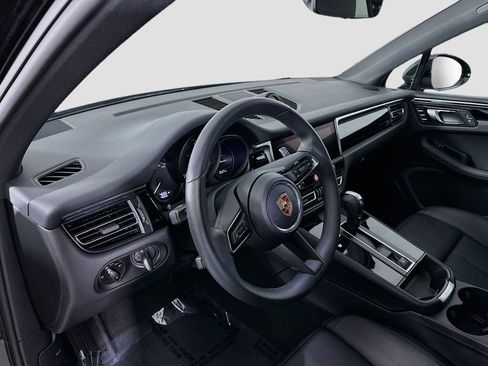 Used 2025 Porsche Macan image 4