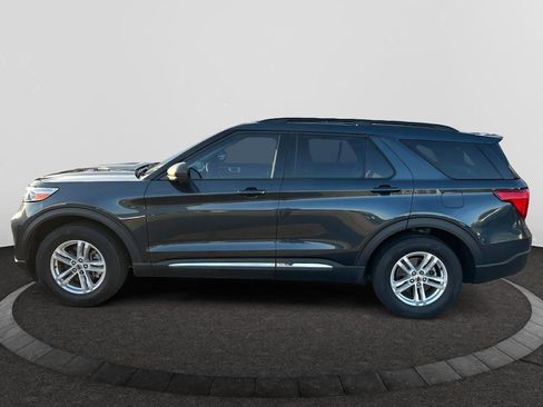 Used 2022 Ford Explorer XLT image 2