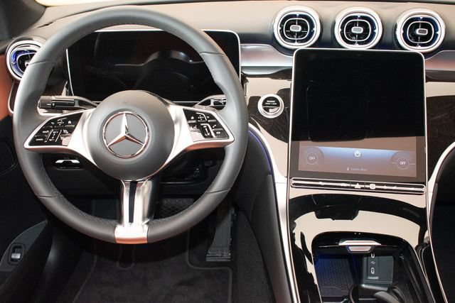 Used 2025 Mercedes-Benz GLC 300 4MATIC image 14