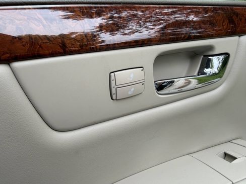 Used 2006 Cadillac DTS w/ Trunk Convenience Package FWD image 15