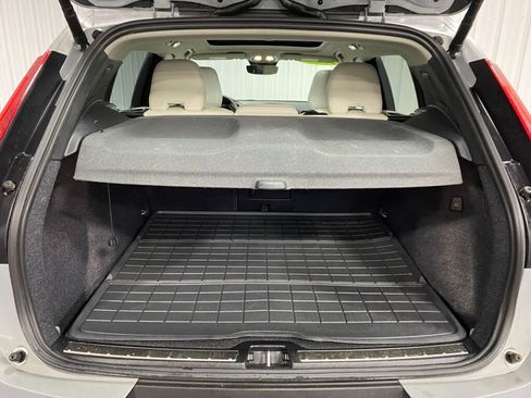 Used 2024 Volvo XC40 B5 Plus image 11