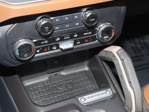 Used 2024 Ford Bronco Outer Banks image 28