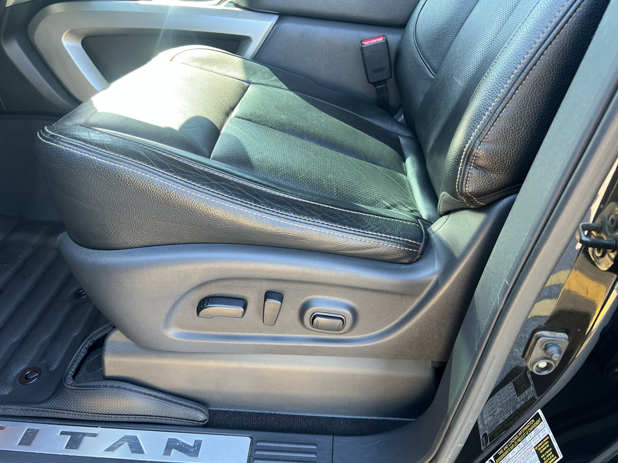 Used 2019 Nissan Titan SL w/ Chrome Package AWD/4WD image 23