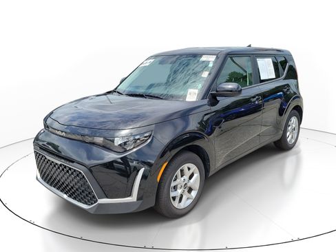 Certified 2025 Kia Soul LX w/ LX Technology Package FWD image 3