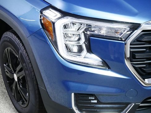 Used 2024 GMC Terrain SLE AWD/4WD image 16