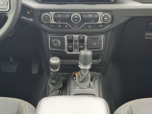 New 2025 Jeep Gladiator Sport image 17