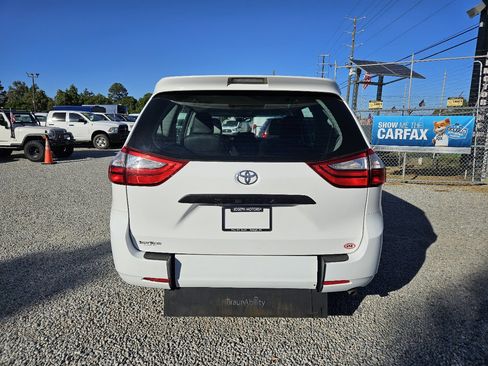Used 2016 Toyota Sienna L image 4