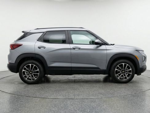 Used 2025 Chevrolet TrailBlazer LT image 11