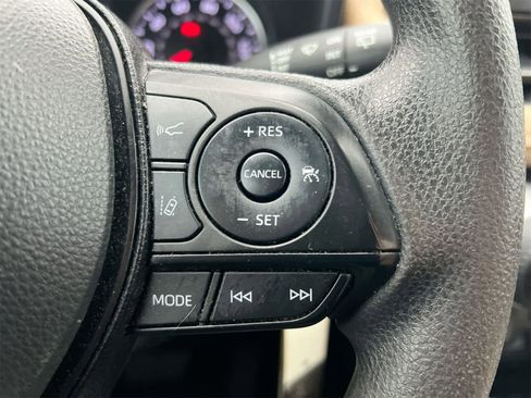 Used 2022 Toyota RAV4 LE image 25