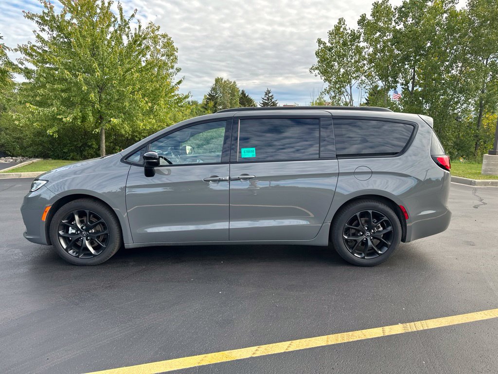 Used 2025 Chrysler Pacifica Limited FWD image 6