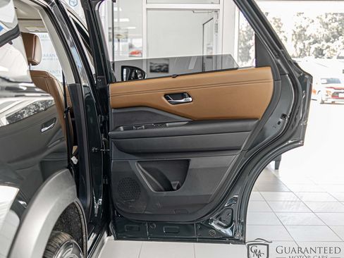 Used 2024 Nissan Pathfinder Platinum AWD/4WD image 43