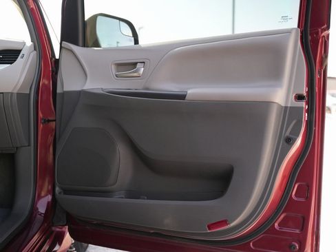 Used 2018 Toyota Sienna LE image 41