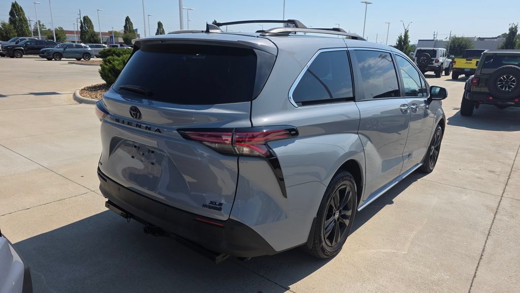 Used 2022 Toyota Sienna XLE Woodland Edition AWD/4WD image 5