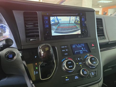 Used 2017 Toyota Sienna XLE image 27