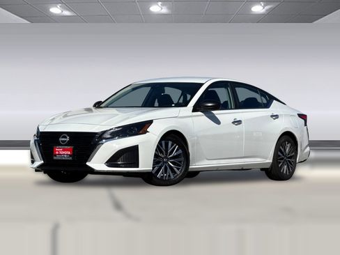 Used 2025 Nissan Altima 2.5 SV FWD image 23
