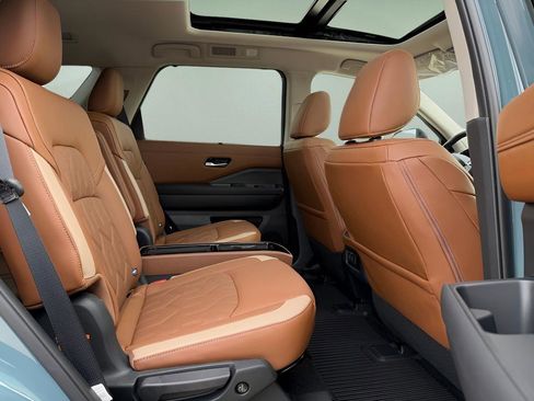 New 2026 Nissan Pathfinder Platinum image 14