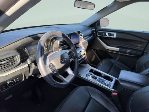 Used 2023 Ford Explorer XLT image 13
