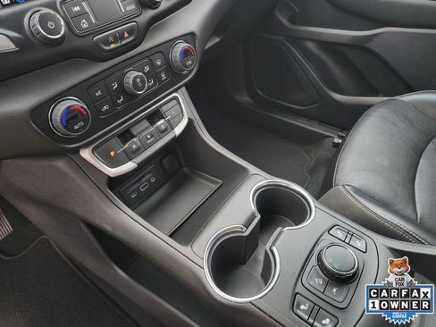 Used 2023 GMC Terrain SLT image 25