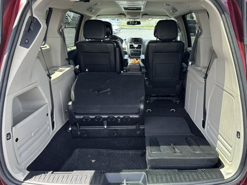 Used 2016 Chrysler Town & Country Touring w/ Driver Convenience Group FWD image 41