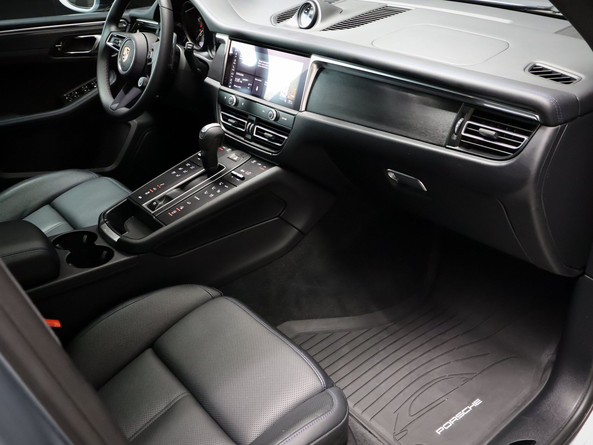 Certified 2025 Porsche Macan GTS AWD/4WD image 34