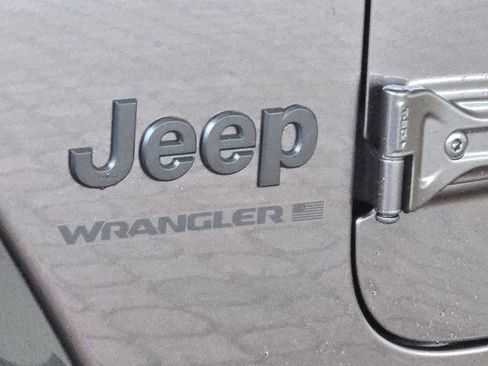 Used 2025 Jeep Wrangler Sahara image 12