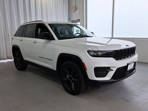 Used 2022 Jeep Grand Cherokee Altitude AWD/4WD image 4