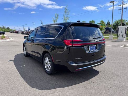 Used 2023 Chrysler Pacifica Touring-L FWD image 3