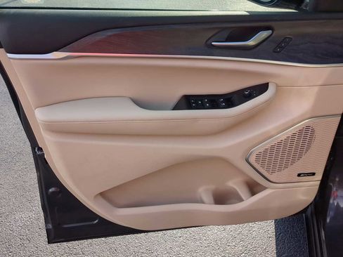 Used 2024 Jeep Grand Cherokee L Limited w/ Luxury Tech Group II image 11