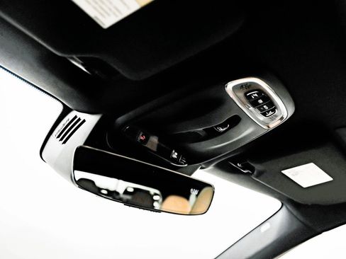 Used 2017 Volvo XC90 T6 Momentum w/ Vision Package image 24