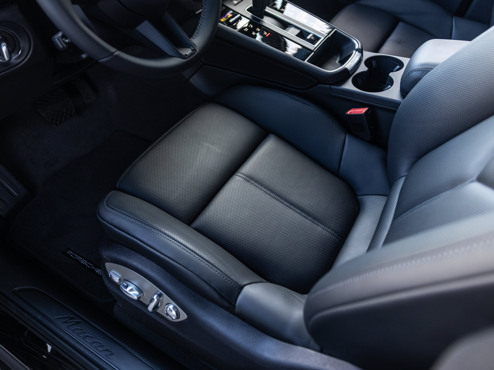 Used 2026 Porsche Macan AWD/4WD image 39