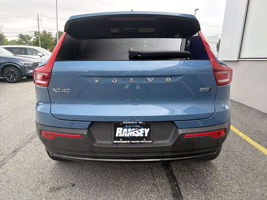 Certified 2024 Volvo XC40 B5 Plus w/ Climate Package AWD/4WD image 7