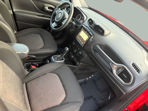 Used 2023 Jeep Renegade Latitude AWD/4WD image 9