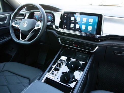 Certified 2025 Volkswagen Atlas Cross Sport SE image 31