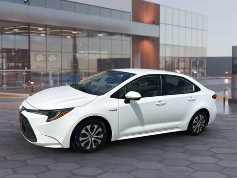 Used 2020 Toyota Corolla LE FWD image 2